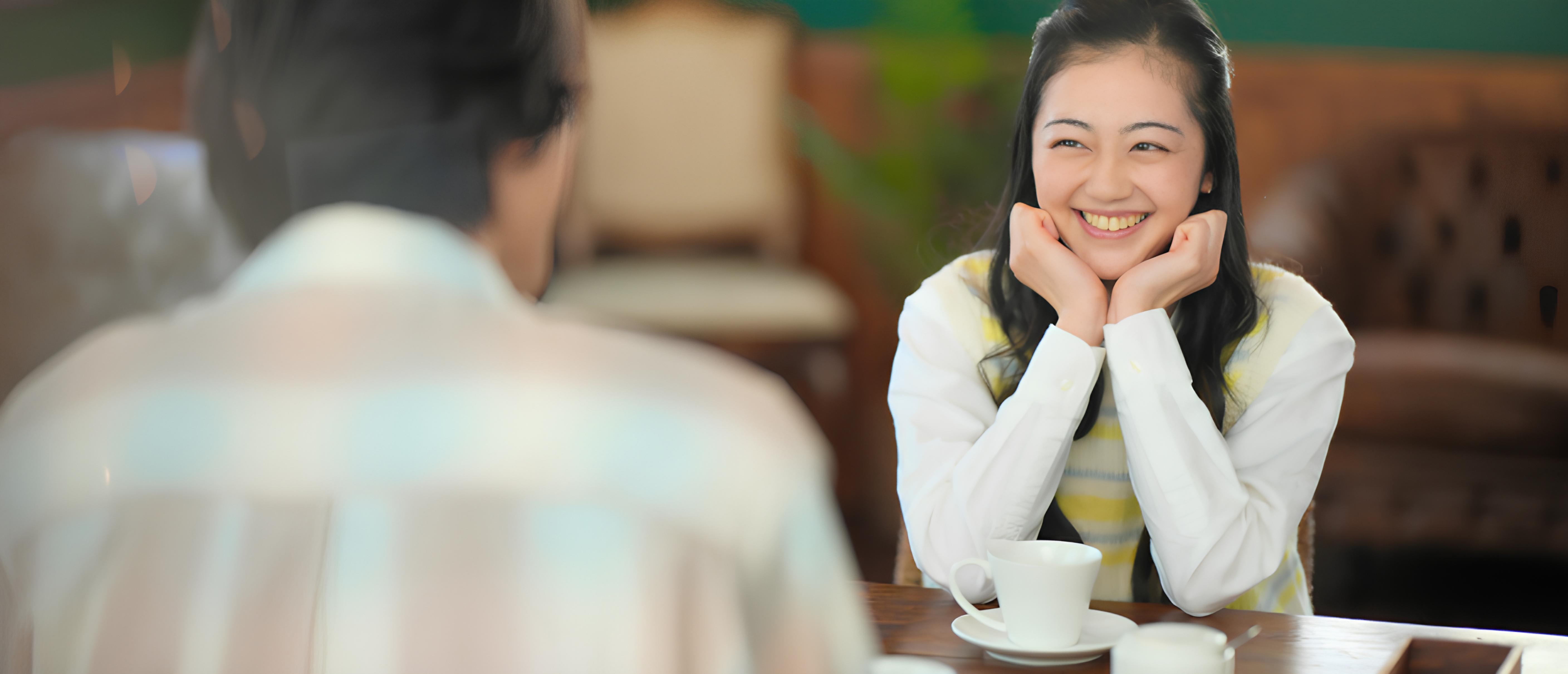 笑顔の女性の写真